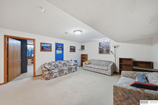 5400 Hunts Drive, Lincoln, NE 68512