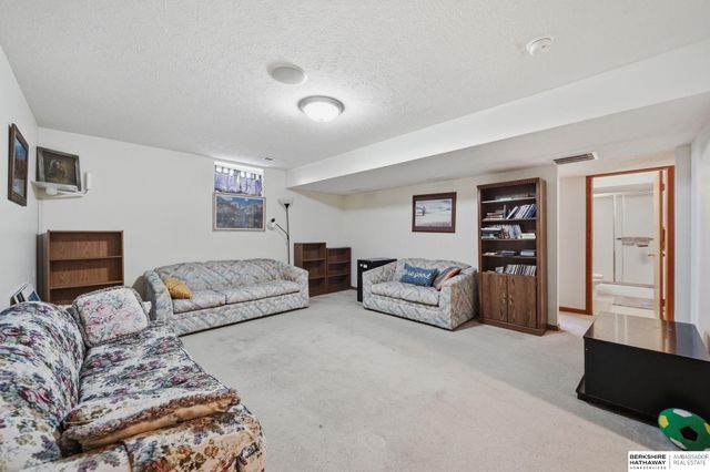 5400 Hunts Drive, Lincoln, NE 68512