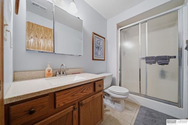 5400 Hunts Drive, Lincoln, NE 68512