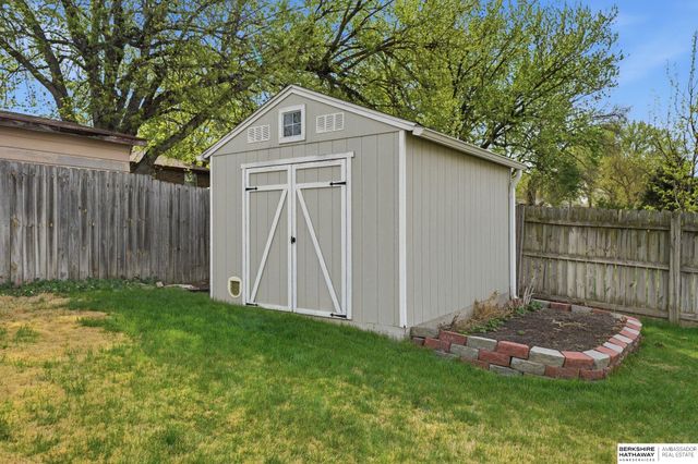 5400 Hunts Drive, Lincoln, NE 68512