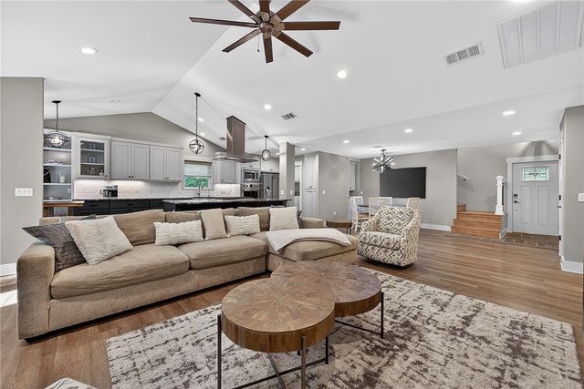 3225 N Kings Cross, Fayetteville, AR 72703