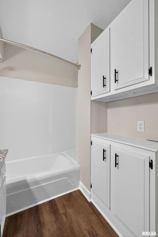 1800 7TH Street 8C, East Moline, IL 61244