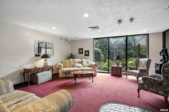 1800 7TH Street 8C, East Moline, IL 61244