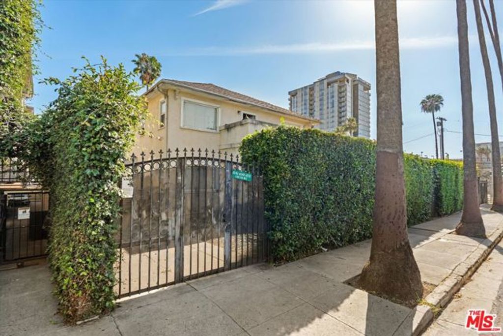 6046 Carlton Way, Los Angeles, CA 90028