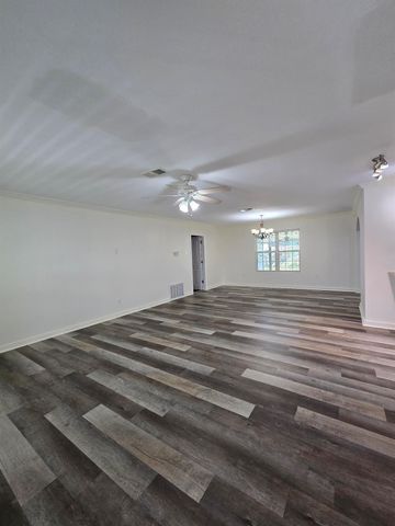 1132 18th Avenue N, Texas City, TX 77590