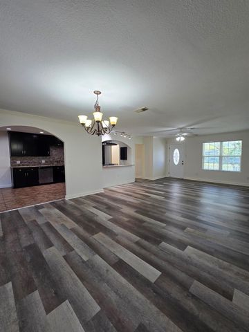 1132 18th Avenue N, Texas City, TX 77590