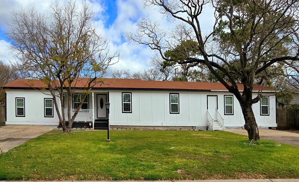 1132 18th Avenue N, Texas City, TX 77590