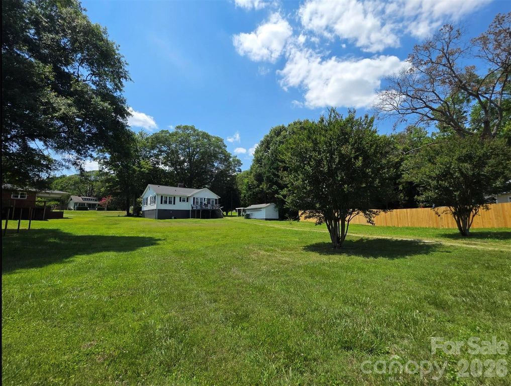 000 Woodhaven Drive, Mount Holly, NC 28120