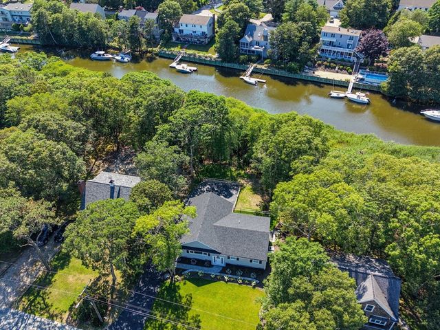 11 Madeline Rd, Falmouth, MA 02536