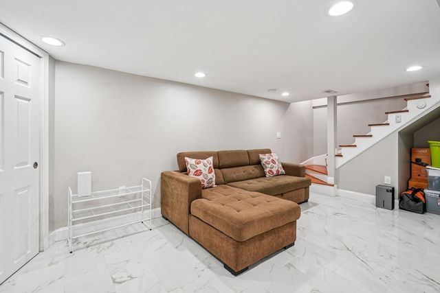 152 Saratoga St, Boston, MA 02128