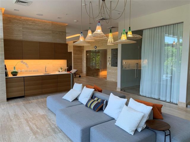 16385 Biscayne Blvd 2720, North Miami Beach, FL 33160