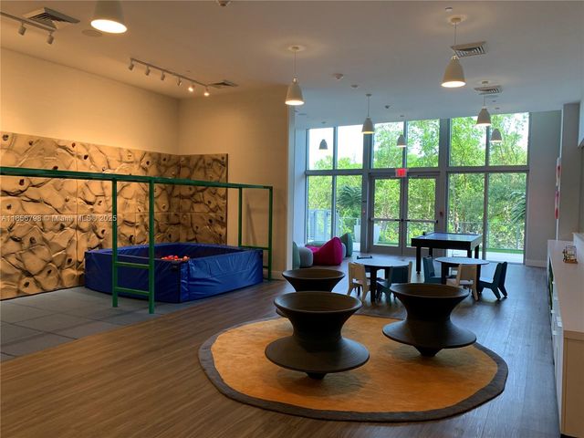 16385 Biscayne Blvd 2720, North Miami Beach, FL 33160