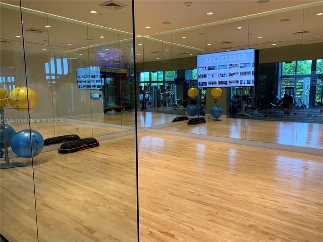 16385 Biscayne Blvd 2720, North Miami Beach, FL 33160