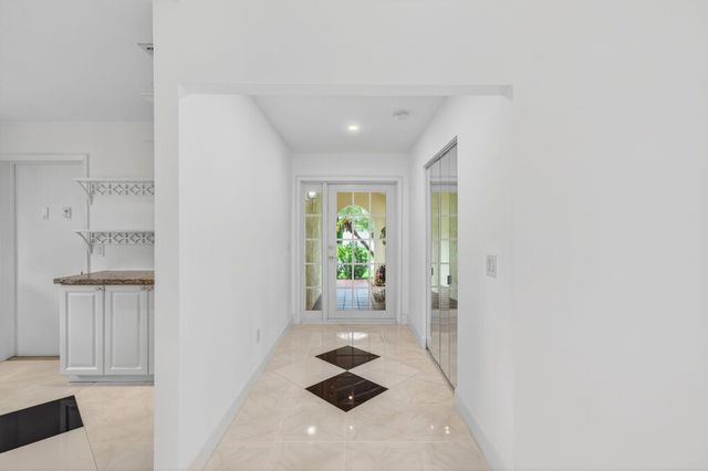 6105 Via Laguna Lane, Boca Raton, FL 33433