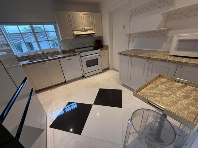 6105 Via Laguna Lane, Boca Raton, FL 33433