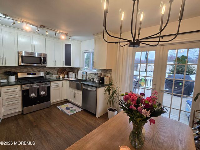 5 Stratton Place, Middletown, NJ 07748