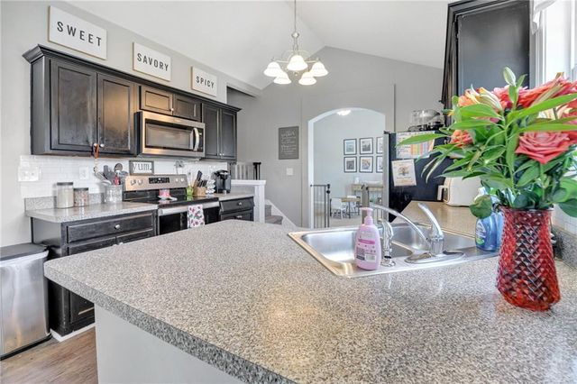 10 PINE SHADOW Circle, Covington, GA 30016