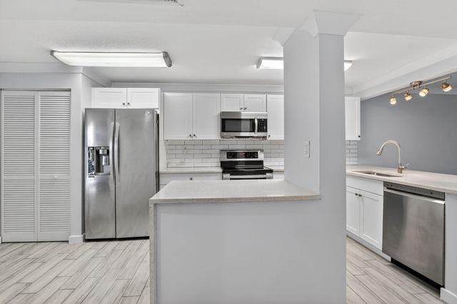 8 Royal Palm Way 203, Boca Raton, FL 33432