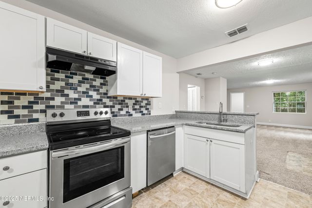 606 JACKSON Avenue N, Jacksonville, FL 32220