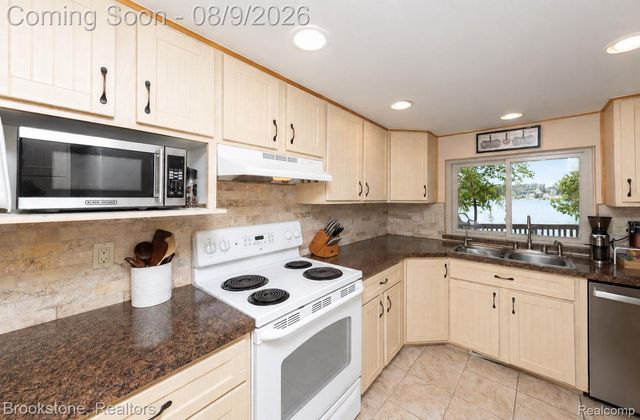 3235 McCORMICK Drive, Waterford Charter Township, MI 48328