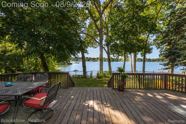 3235 McCORMICK Drive, Waterford Charter Township, MI 48328