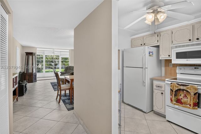 9261 Sunrise Lakes Blvd 203, Sunrise, FL 33322
