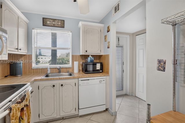 9261 Sunrise Lakes Blvd 203, Sunrise, FL 33322