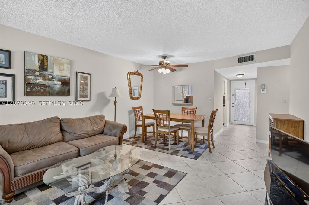 9261 Sunrise Lakes Blvd 203, Sunrise, FL 33322