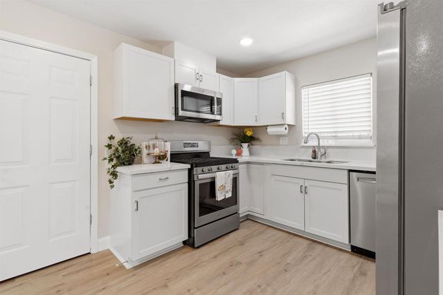 2201 Eicher Ave, Modesto, CA 95350