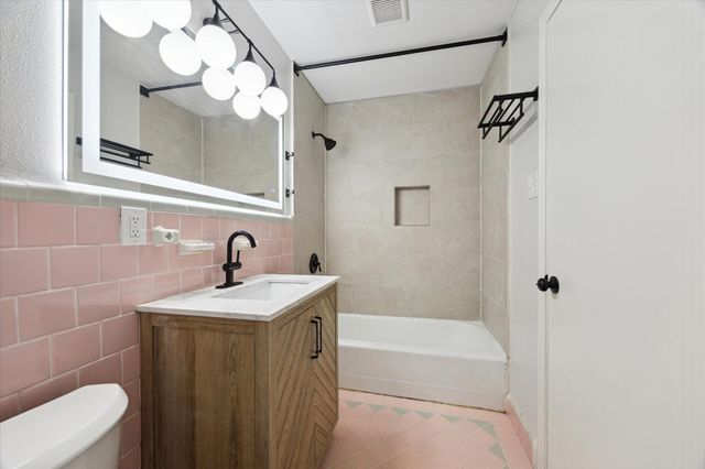 522 Barkley Street, Houston, TX 77022
