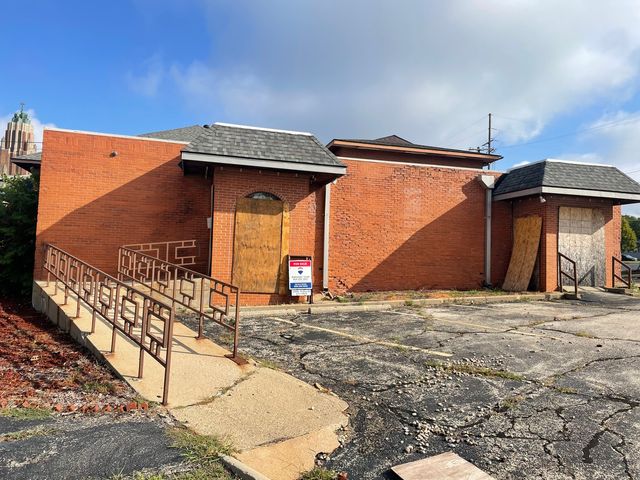 615 N Main Street, Bloomington, IL 61701