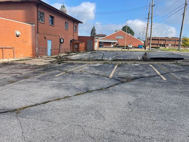 615 N Main Street, Bloomington, IL 61701