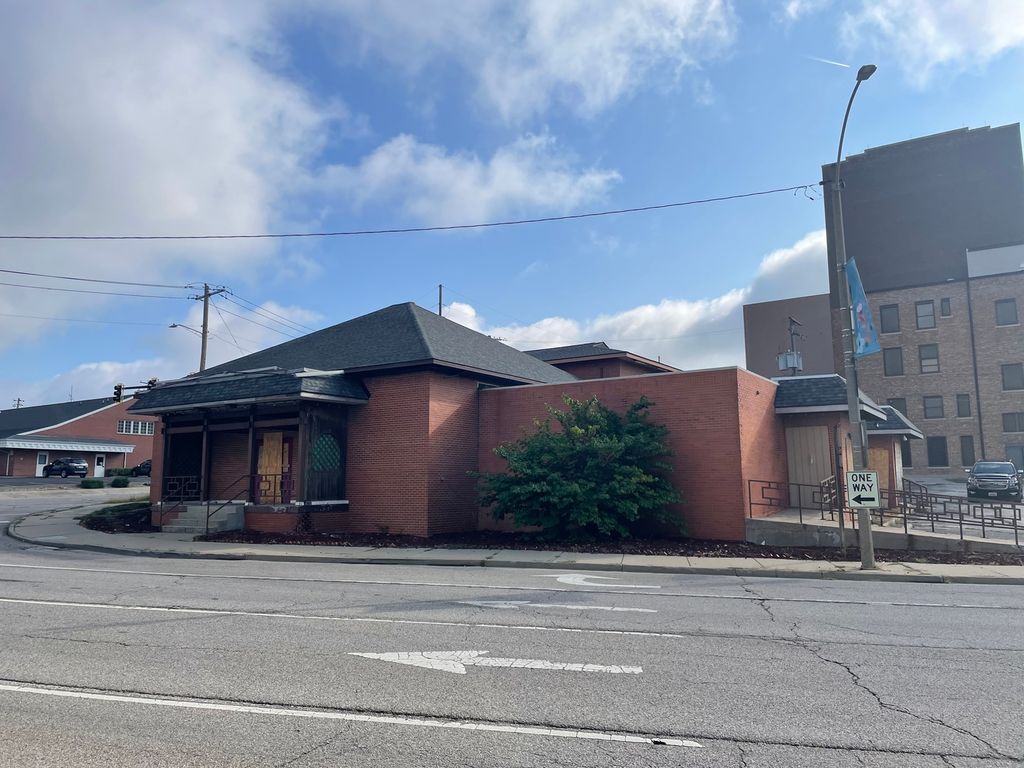 615 N Main Street, Bloomington, IL 61701