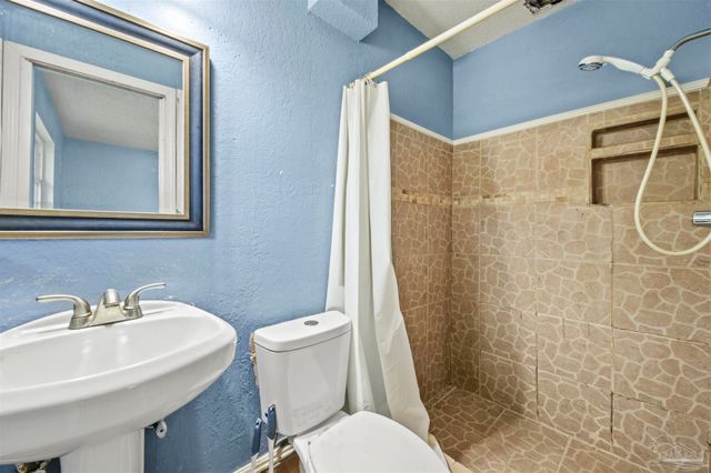 907 Montclair Rd, Pensacola, FL 32505