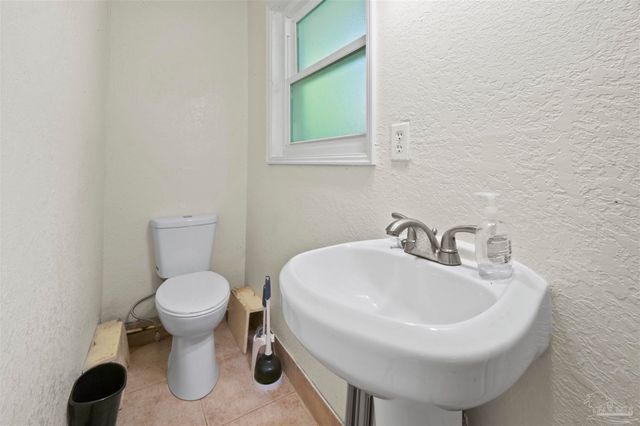 907 Montclair Rd, Pensacola, FL 32505