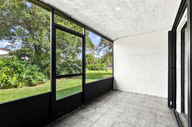 10 Seneca Court, Royal Palm Beach, FL 33411
