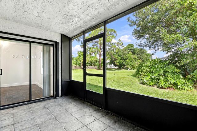 10 Seneca Court, Royal Palm Beach, FL 33411