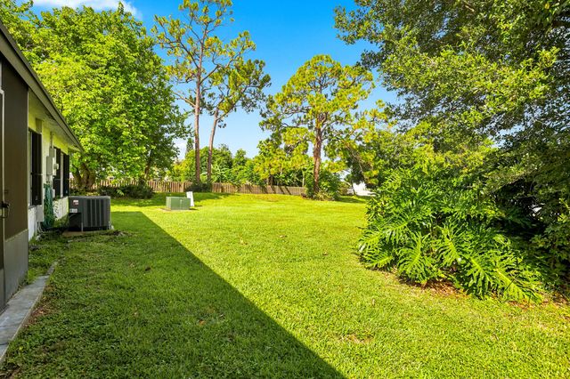 10 Seneca Court, Royal Palm Beach, FL 33411