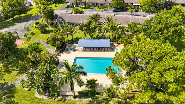 10 Seneca Court, Royal Palm Beach, FL 33411