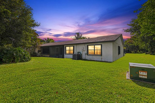 10 Seneca Court, Royal Palm Beach, FL 33411