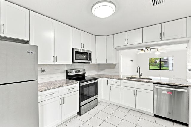 10 Seneca Court, Royal Palm Beach, FL 33411