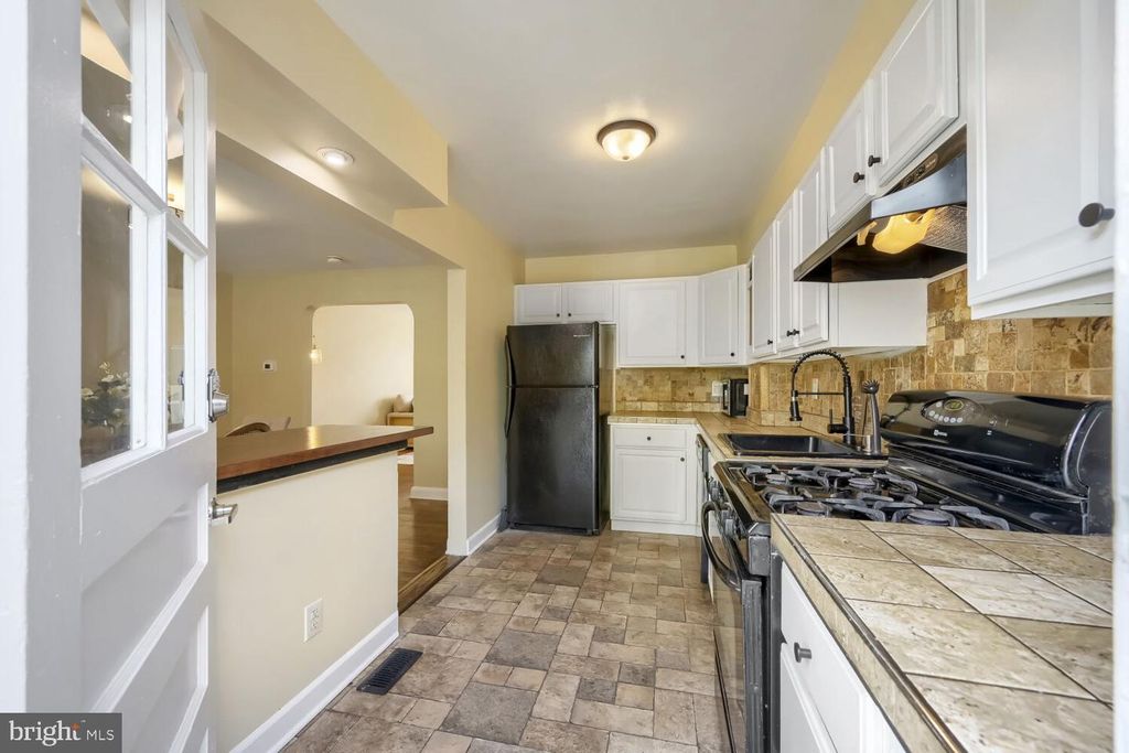 Image 10 of property listing at 8152 GLEN GARY RD, Towson, MD 21286