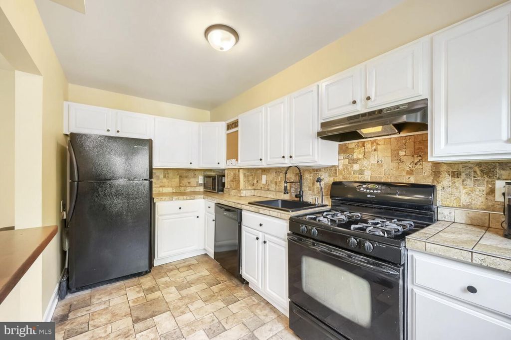 Image 12 of property listing at 8152 GLEN GARY RD, Towson, MD 21286