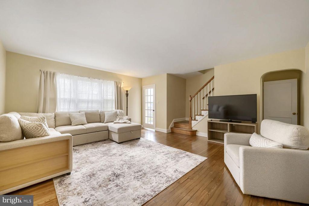 Image 3 of property listing at 8152 GLEN GARY RD, Towson, MD 21286