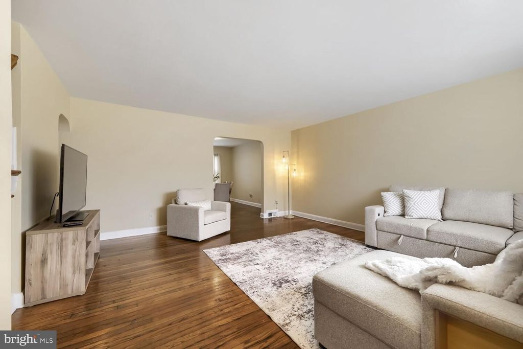 Image 4 of property listing at 8152 GLEN GARY RD, Towson, MD 21286