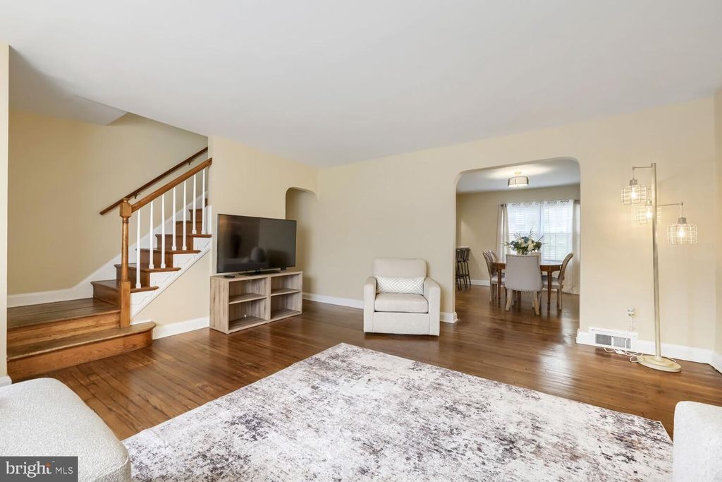 Image 5 of property listing at 8152 GLEN GARY RD, Towson, MD 21286