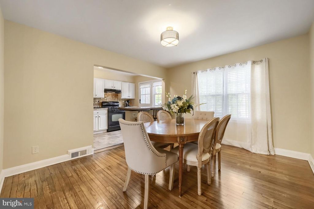 Image 6 of property listing at 8152 GLEN GARY RD, Towson, MD 21286