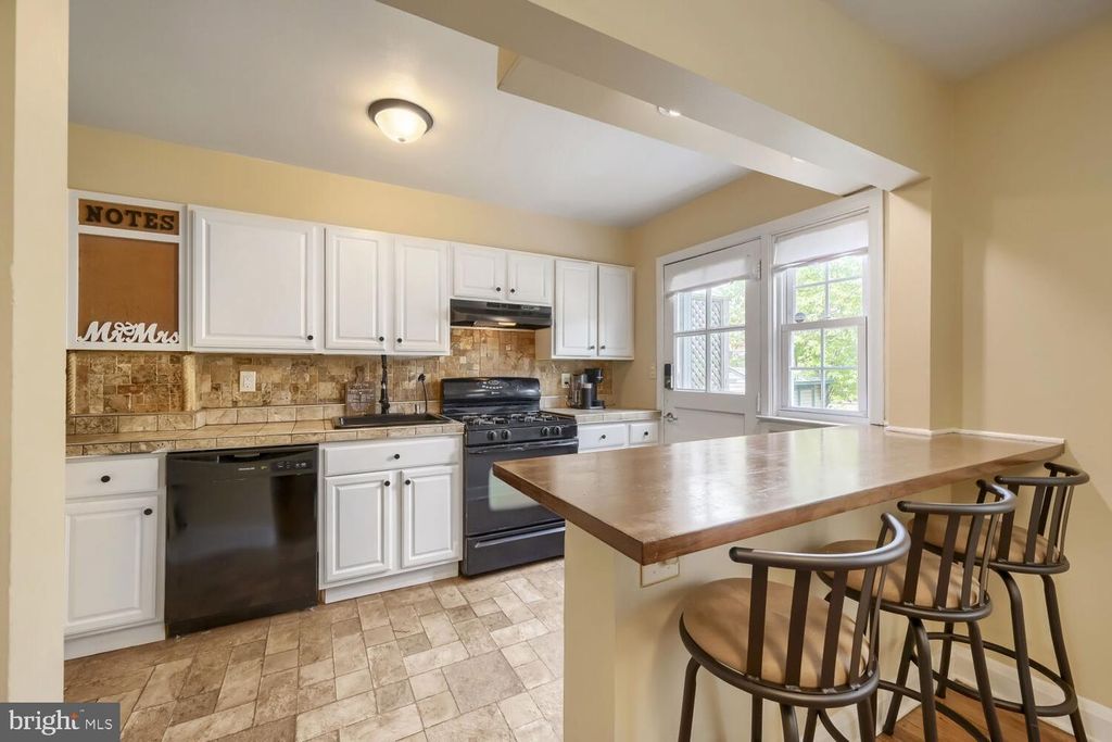 Image 8 of property listing at 8152 GLEN GARY RD, Towson, MD 21286