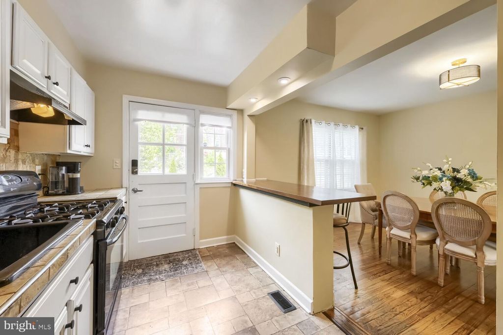 Image 9 of property listing at 8152 GLEN GARY RD, Towson, MD 21286