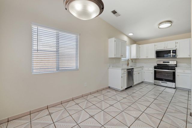 2157 Dandelion Avenue, Tulare, CA 93274
